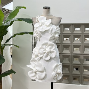 Robe mini moulante blanche élégante à fleurs cousues à la main, coupe ajustée, à une épaule, pour l'été - Product Image 1