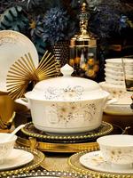 Service de Table de Luxe en Porcelaine Fine Dorée à Motifs Floraux, Style Européen, Écologique, Compatible Lave-Vaisselle/Micro-ondes/Four, Idéal pour Banquets Familiaux