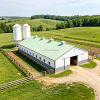 Bâtiment agricole préfabriqué en acier à longue portée avec grille, haute résistance au vent, pour l'élevage de poulets, vaches, moutons et chèvres