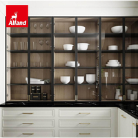 Ensemble d'armoires de cuisine sur mesure Allandcabinet en chêne blanc teinté et peint, style Shaker fin, avec porte vitrée et cadre en aluminium