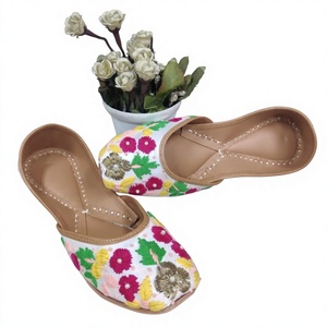 Chaussures décontractées pour femmes en cuir BS INTERNATIONAL, design indien traditionnel fantaisie, décoration en cristal, couleur et taille personnalisables, fermeture à scratch - Product Image 3