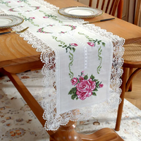 Nappe rectangulaire blanche moderne en dentelle florale brodée au point de croix, chemin de table soluble dans l'eau, idéal pour mariage, hôtel, maison