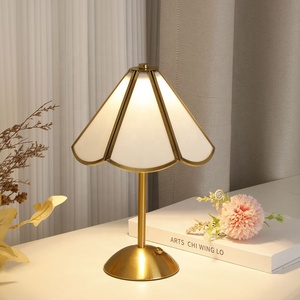 Lampe de <span class=keywords><strong>table</strong></span> minimaliste intelligente à chargement sans fil, capteur tactile, LED à intensité variable, protection oculaire, lampe de chevet pour hôtel - Product Image 2