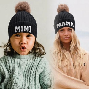 Mode Winter Effen Kleur Verdikte Mama <span class=keywords><strong>Mini</strong></span> Letter Patches Gebreide Muts Voor Mama En Me Pompom Wollen Muts Set - Product Image 2