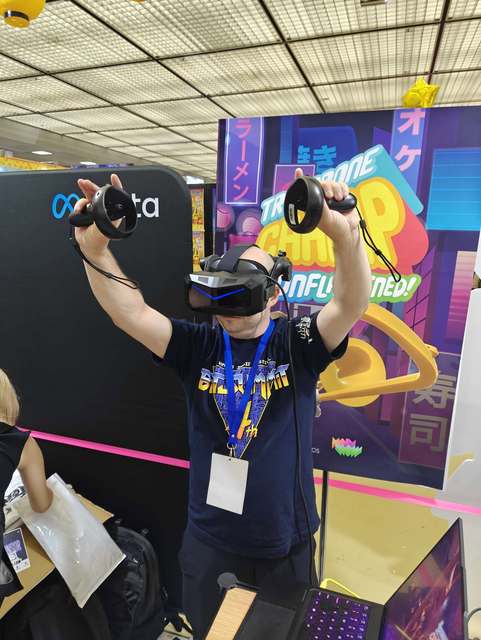 Ultra 8K PC VR Headset with 3D Glasses Magenta&Green >80" Virtual Screen Gaming Controllers Racing Flight Simulation China