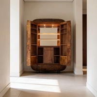 Meuble bar autoportant de designer sophistiqué, forme arrondie et patchwork texturé, décoration résidentielle de luxe, armoire à vin