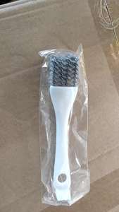 Brosse de nettoyage multifonctionnelle LM BBQ avec manche en plastique et crochet en V pour grilles, fours et plateaux de cuisson - Product Image 4