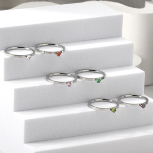 แหวนแฟชั่นชุบทอง 18k แหวนวงเรียบสำหรับผู้หญิง สแตนเลสประดับเพชรเม็ดเดียว แหวนนิ้วชี้ ของขวัญเครื่องประดับ - Product Image 4