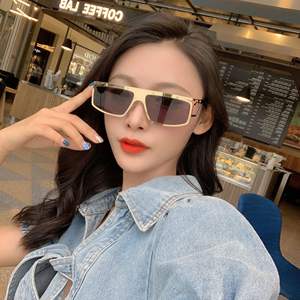 แว่นกันแดดทรงเหลี่ยมโลหะสำหรับผู้หญิง รุ่น 1934FACER กรอบสีทอง เลนส์ TAC ป้องกันรังสียูวี 400 แฟชั่นป้องกันแสงแดด เหมาะสำหรับการเดินทางและกิจกรรมบนเวที - Product Image 3