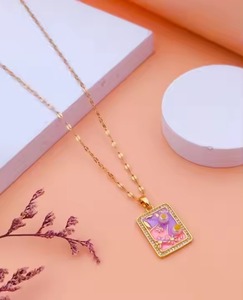 Collier à pendentif en chaîne plaqué or personnalisé pour les femmes Cadeau de bijoux minimaliste pour elle Bijoux de mode à porter au quotidien - Product Image 2