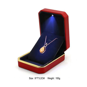 Caja de Joyería Roja Octogonal EVERWIN con Detalles en Dorado y Luz LED para Anillos, Diseño Elegante y Sólido para el Día de San Valentín, Caja de Joyería Premium - Product Image 4