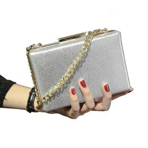 Bolso de Mano Casual Cuadrado Pequeño de PU Estilo Europeo Americano, Diseño Retro Cheongsam, con Cadena y Cierre, IP56 - Product Image 2
