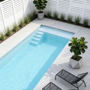 Piscina de Fibra de Vidrio con Spa con Rebosadero y Plataforma para Broncearse para Espacios Reducidos en el Patio Trasero - Product Image 1