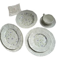 Assiettes, tasses à café, soucoupes et plats à dessert en porcelaine occidentale de style vintage français, de luxe léger et rétro, finement embossés