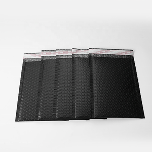 Tùy Chỉnh In Vận Chuyển Matte Đen Pvc Nhựa Mỹ Phẩm Polymailer Gói Phong Bì Bưu Phẩm Bong Bóng Túi - Product Image 3