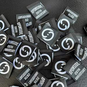 Etiquetas de tela personalizadas de fábrica, etiquetas plegables en blanco y negro para prendas, etiquetas de cuello de tela satinada, etiquetas tejidas de damasco de lujo para ropa - Product Image 1