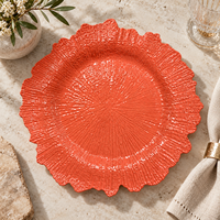 Assiette de présentation de luxe 13 pouces en plastique or rose, bord floral texturé thermolaqué, décoration de table moderne pour réception de mariage