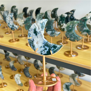 Vente en gros de pierres précieuses énergétiques naturelles, sculpture de <span class=keywords><strong>pierre</strong></span> de lune, base dorée, agate mousse, sculpture de cristal de lune pour la décoration de la maison - Product Image 1