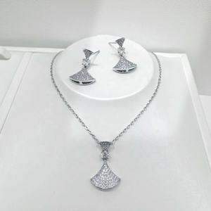 Precio de fábrica, juego de 2 piezas de aretes y collar de plata de ley 925, chapado en oro, elegante y lujoso, conjunto de joyería de diseño para mujer. - Product Image 5