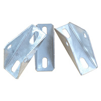 Connecteur triangulaire solaire en acier au carbone HDG résistant à la corrosion à quatre trous, garantie 10 ans pour support de montage de cadre PV