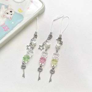 Lindos amuletos para teléfono de trébol de la suerte hechos a mano, llavero de cristal, llavero de cuentas dulce y femenino, colgantes para bolso Y2K - Product Image 1