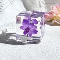 Nouvelle Tendance Décoration Maison : Fleur d'Orchidée Naturelle Longue Durée Préservée dans un Cube de Résine – Cadeau Original pour la Fête des Enseignants et Décoration de Mariage