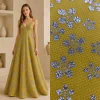Tissu brodé respirant et doux à base jaune avec estampage argent et or, imprimé petites fleurs, pour la décoration de robes et vêtements