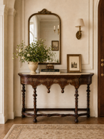 Console en bois vieilli style antique avec tablier floral peint à la main, plateau crème et pieds tournés pour entrée