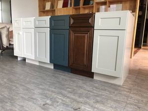 ประตูตู้ครัวหลากสีและหลากหลายสไตล์ ทำจากไม้เบิร์ช/ไม้ยางพารา สำหรับขายส่ง - Product Image 6