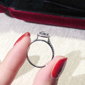 Anello classico con pietra rotonda a quattro punte per donna, gioielli di moda dal design elegante intarsiato - Product Image 4