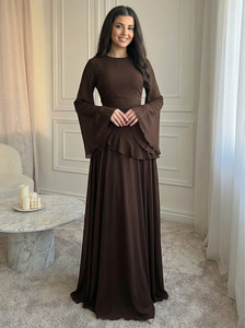 Vestido Largo de Gasa Marrón con Mangas de Campana Personalizado por Leduo para Mujer – Elegante Vestido de Noche con Cintura con Volantes para Boda - Product Image 2