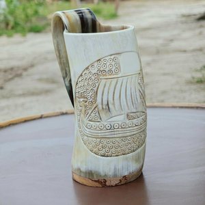 Tasse anti-fuite en corne de buffle sculptée à la main, motif bateau viking, style artisanal, avec poignée, réutilisable, idéale comme cadeau de mariage - Product Image 1