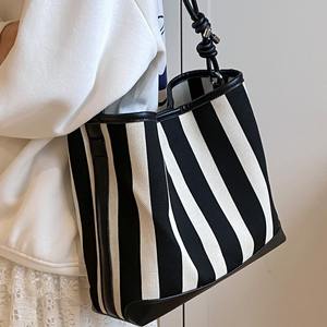 Bolso de Hombro de Verano Estilo Coreano, Bolso Minimalista para Mujer con Diseño de Alta Gama - Product Image 3