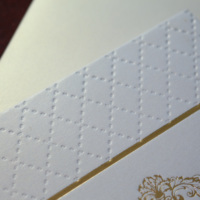 Motifs créatifs Deboss Feuille d'or de luxe LOGO personnalisé et détails de texte et cartes RSVP Couverture rigide Invitations avec enveloppe