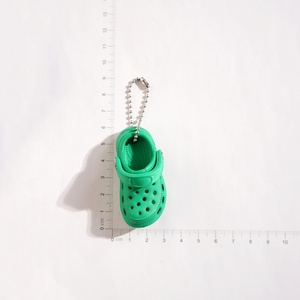 พวงกุญแจรองเท้า Croc รุ่นใหม่ ตกแต่งด้วยหัวเข็มขัดขนาดเล็ก ดอกไม้ประดับรองเท้า DIY พวงกุญแจโลหะขนาดเล็กน่ารัก - Product Image 2