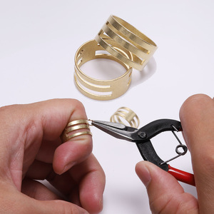 Anillo Geométrico de Moda en Oro KC, Unisex, Diseño Abrible para Estilizar, Ideal para Regalo - Product Image 4