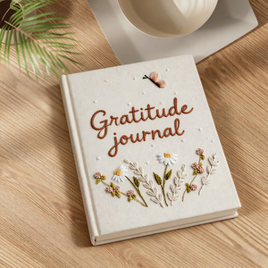 Diario della Gratitudine con Copertina in Tessuto Personalizzata, Quaderno con Ricamo Floreale e Farfalle per Mindfulness e Cura di Sé - Product Image 1