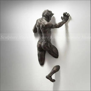 Sculpture murale de haute qualité représentant un homme sortant de la pierre, Matteo Pugliese, sculpture en bronze à vendre - Product Image 3