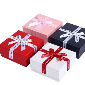 Caja Decorativa con Lazo de Letras Inglesas, Caja Cuadrada con Tapa y Bandeja para Anillos y Collares, Caja de Embalaje de Joyería, Pequeña Caja de Regalo con Forro de Esponja - Product Image 1