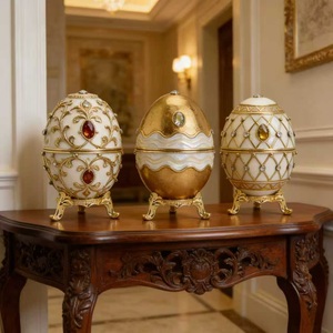 Vente en gros usine : Boîte à bijoux œuf Fabergé en métal plaqué or, ornée de strass colorés, figurine mascotte de Pâques, exquise et élégante - Product Image 5