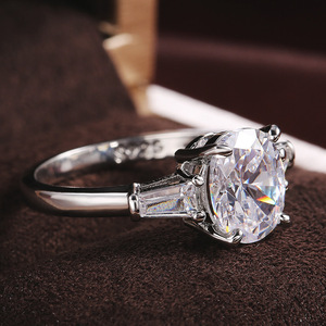 Anello Ovale a Quattro Punte per Donna, Elegante con Zirconi, Regolabile, Regalo di Nozze, Gioiello Minimalista - Product Image 4