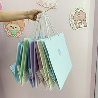 Nouveaux sacs en papier en stock, impression de logo personnalisée, base large, sacs en kraft noir, sacs cadeaux en carton blanc pour emporter