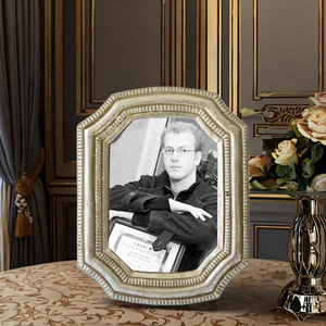 Cornice in resina per foto con finitura in argento antico da 7 pollici <span class=keywords><strong>Vintage</strong></span> da tavolo in Polyresin per la visualizzazione di foto - Product Image 1