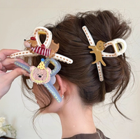 Jolie pince à cheveux en forme de chien dessinée à la main pour l'arrière de la tête. Style haut de gamme. Barrette à cheveux en acrylique coréenne. Clip en forme de requin.