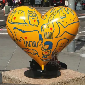 Уличное украшение на заказ, скульптура в форме сердца из стекловолокна и смолы большого размера