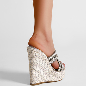 Sandales à talons compensés hauts pour femmes, avec empeigne tressée, perles, plateforme épaisse, découpes en forme de diamants et bout ouvert - Product Image 2