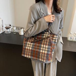 Sac à dos en peluche à carreaux de vente directe d'usine, design rétro, sac à dos mode pour femmes - Product Image 4