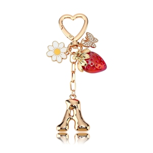Llavero Uionen con 26 Letras y Colgante Metálico de Fresa y Mariposa para Bolsos, Accesorio para Niñas - Product Image 1