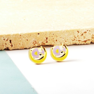 Boucles d'oreilles clous tendance en acier inoxydable plaqué or 18 carats pour femmes, design unique, vente en gros personnalisée - Product Image 3