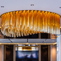 Éclairage de couleur personnalisé pour lustres décoratifs en verre art club haut de gamme dans l'escalier du hall de l'hôtel